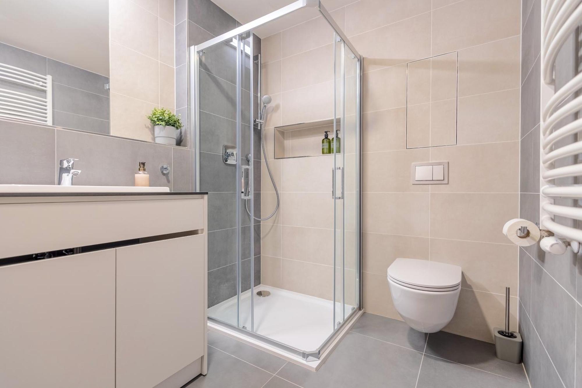 Bright 2Br - 8Th Floor, Balcony, Free Parking - By Gravity Prague Apartment Exterior photo