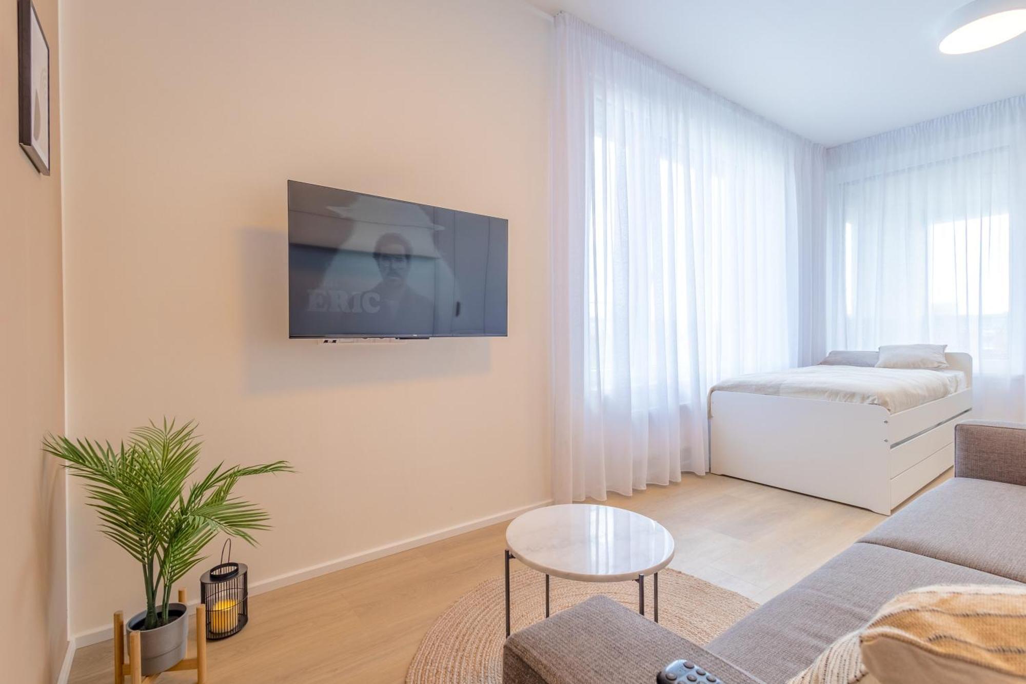 Bright 2Br - 8Th Floor, Balcony, Free Parking - By Gravity Prague Apartment Exterior photo