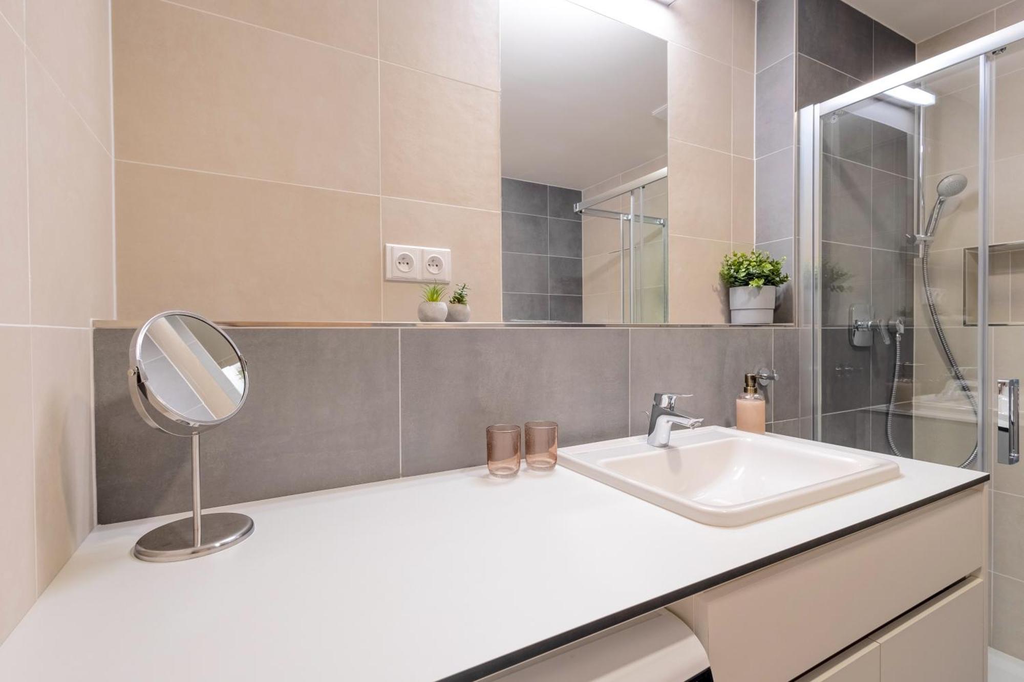 Bright 2Br - 8Th Floor, Balcony, Free Parking - By Gravity Prague Apartment Exterior photo