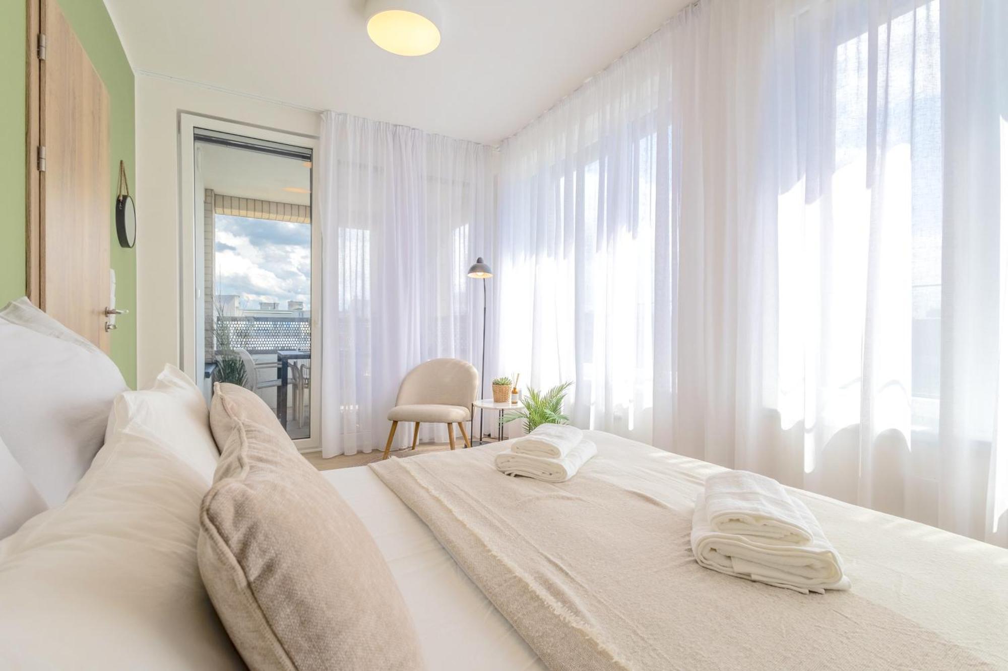 Bright 2Br - 8Th Floor, Balcony, Free Parking - By Gravity Prague Apartment Exterior photo